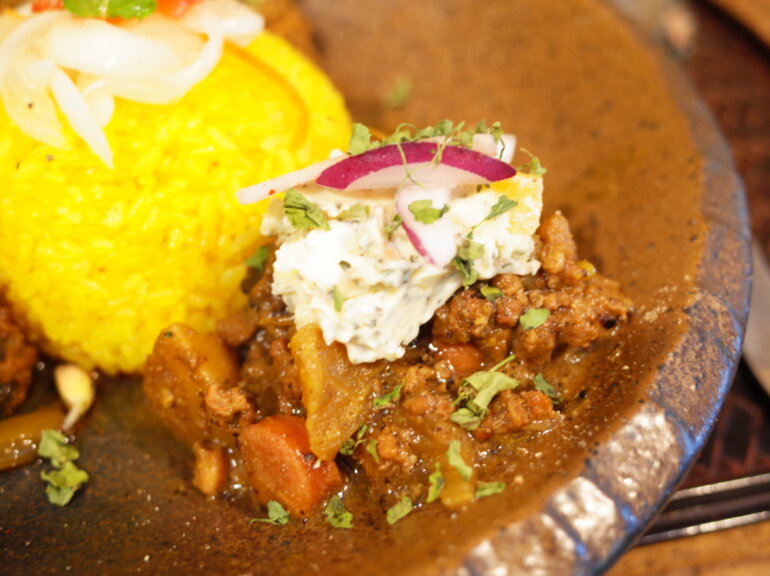 フルーティーなクリチディップ添え黒酢とフェンネルで作るジャガポークキーマ