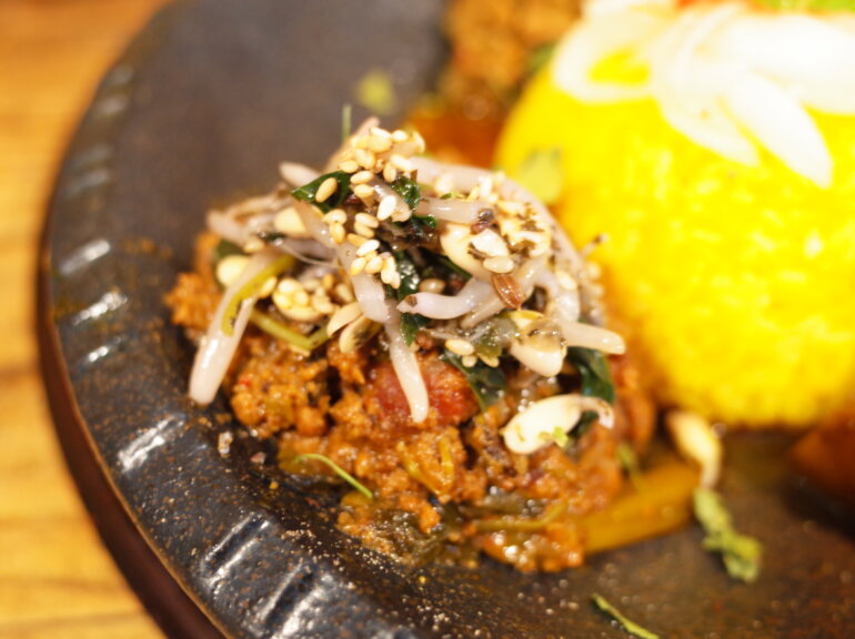 赤紫蘇とモロヘイヤのアジョワンナムルのせ空芯菜のプルコギ牛豚キーマ