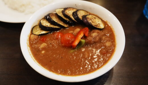新宿御苑「草枕」のなすトマトチキンカレー
