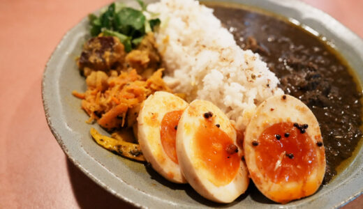 花椒効かせた黒胡麻キーマカレー（黒）|グラフィカリー（中目黒）