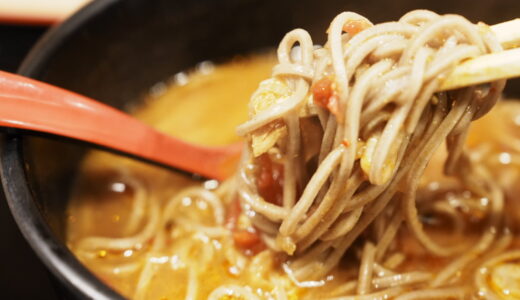 【立ち食いそば界の異端児】よもだそばの「カレーそば」が想像以上だった話