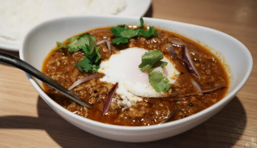 温泉卵がとろける絶品キーマ！銀座の行列カレー「デリー」の月替りメニューを実食レビュー
