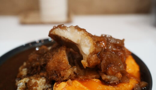 飴が隠し味！？「弐番亭×wacca×八咫烏」が仕掛ける、重層的なカツカレー丼の全貌！