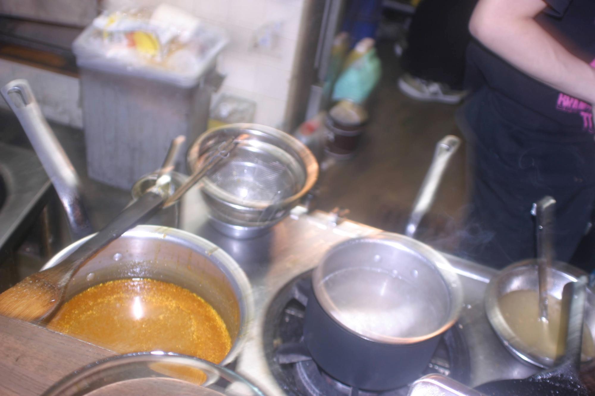 東松原COKAGEのキッチンにエムズカレーの香りが