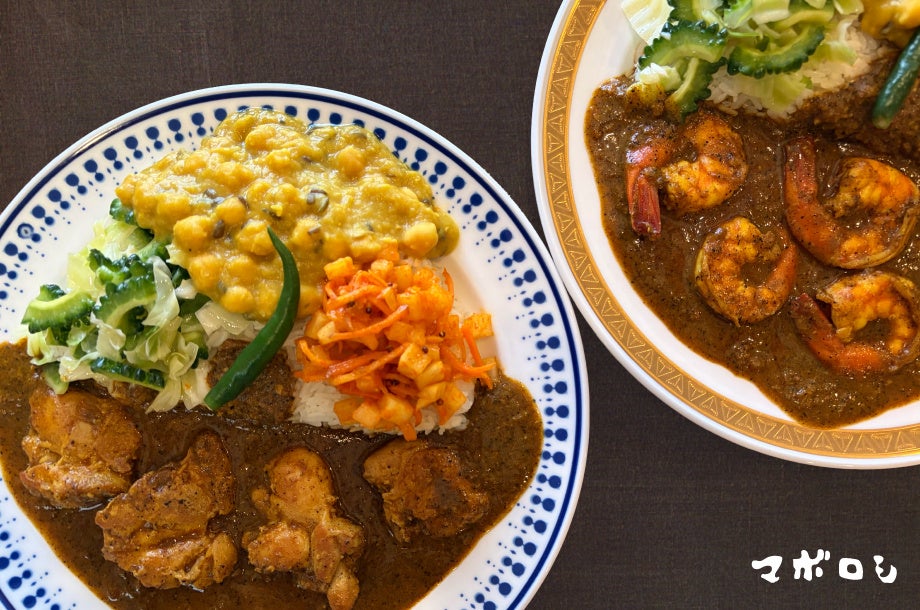 ＜カレーの店マボロシ＞左：チキンカレープレート 2,200円 (1人前)、右：海老カレープレート 2,400円 (1人前)
